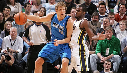 Im Duell mit Gegenspieler Paul Millsap (r.) hatte Dirk Nowitzki es nicht leicht