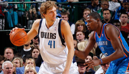 Dirk Nowitzki und die Mavericks ließen Kevin Durant (r.) keine Chance