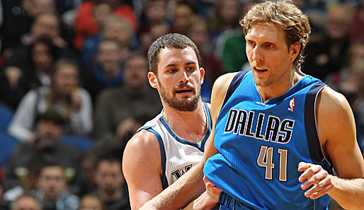 Dirk Nowitzki hatte im Power Forward-Duell gegen Minnesotas Kevin Love (M.) das Nachsehen