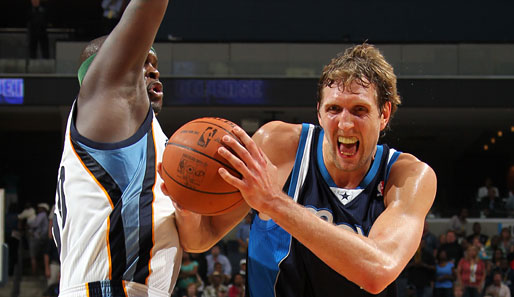 Kein Vorbeikommen: Dirk Nowitzki (r.) wird von Zach Randolph geblockt