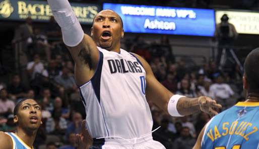 Anthony Davis (l.) schnappte sich starke 17 Rebounds, hier kann er Shawn Marion unterm Korb nur zuschauen