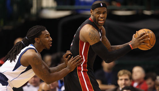 LeBron James (r.) dominierte die Dallas Mavericks beinahe nach Belieben