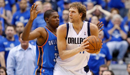 Dirk Nowitki (r.) feierte sein Comeback, konnte Kevin Durant (l.) allerdings nicht aufhalten