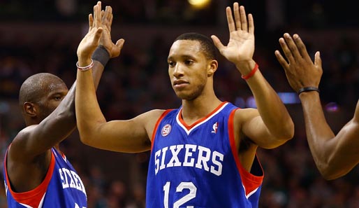 Evan Turner (m.) legt in dieser Saison durchschnittlich 13,9 Punkte und 6,6 Assists auf