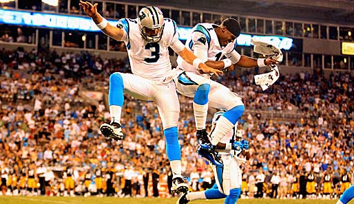 Cam Newton (r.) und Quarterback-Kollege Derek Anderson feiern einen Touchdown