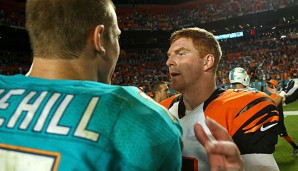 Andy Dalton (r.) wurde in der OT von Cameron Wake gesackt