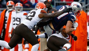 Der Schreckensmoment: TJ Ward trifft Rob Gronkowski mit einem Tackle am rechten Knie