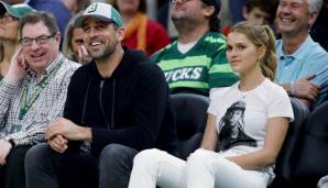 Aaron Rodgers besuchte das Spiel der Milwaukee Bucks gegen die Toronto Raptors in den NBA-Playoffs.