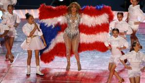 Jennifer Lopez trat mit ihrer Tochter (l.) auf und trug einen Mantel mit einer US-Flagge. Als sie den aber öffnete, kam eine Puerto-Rico-Flagge zum Vorschein. Ein Anblick, der sicher anderswo in Florida (Mar-a-Lago vielleicht?!) nicht für Jubel sorgte