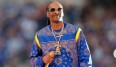 An der Seite von Eminem, Dr. Dre, Mary J. Blige, Kendrick Lamar und Überraschungsgast 50 Cent begisterte Rap-Legende Snoop Dogg bei der Halbzeit-Show des Super Bowls die rund 70.000 Fans im Stadion.