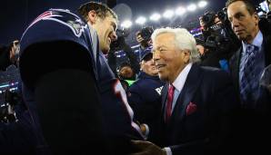 Patriots-Owner Robert Kraft (2.v.l.) und Brady nach dem AFC-Championship-Game gegen Jacksonville 2018.