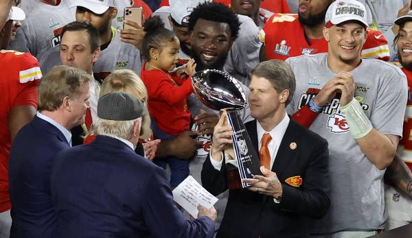 Clark Hunt mit der Vince-Lombardi-Trophy nach dem Super-Bowl-Triumph der Chiefs vor zwei Jahren.