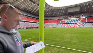 In der Spielstätte des FC Bayern München, der Allianz-Arena, werden die Field-Goal-Tore der NFL montiert.