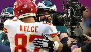 Jason (r.) und Travis Kelce haben sich nach dem Super Bowl wieder lieb.