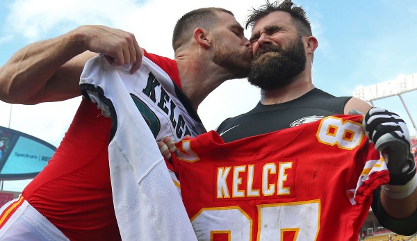 Travis (l.) und Jason Kelce treffen in Super Bowl LVII aufeinander.