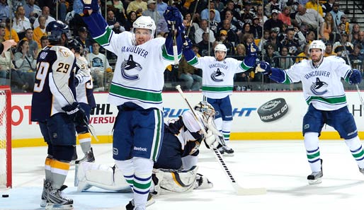 Henrik Sedin (M.) und Ryan Kesler (r.) bereiteten Daniel Sedins Game-Winner für Vancouver vor