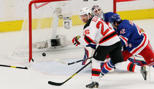 Patrik Elias überwindet Henrik Lundqvist zum 2:0 für die Devils und dreht zum Jubeln ab