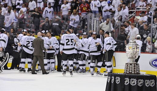 Die L.A. Kings bekamen nach ihrem Sieg den Pokal für den Gewinn der Western Conference