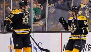 David Krejci (r.) erzielte das entscheidende Tor gegen die Sharks