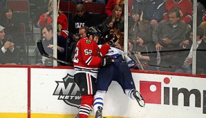 Adam Pardy (r.) hatte nicht nur mit den Fans der Blackhawks zu kämpfen