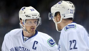 Henrik (l.) und Daniel Sedin (r.) bleiben den Canucks um weitere vier Jahre erhalten