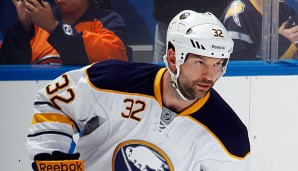 Für sieben Spiele müssen die Buffalo Sabres auf John Scott verzichten