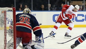 Henrik Lundqvist war eine Bank im Tor der Rangers - das bekam auch Thomas Jurco (r.) zu spüren