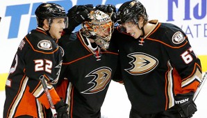 Die Anaheim Ducks feiern ihren ersten Sieg der neuen Saison