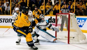 Mike Fisher mit der Rückennummer 12 trifft zum 2:1 - nicht sein letzter Treffer des Abends