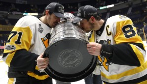 Guten Freunden gibt man doch gerne ein Küsschen: Sidney Crosby (r.) und Teamkollege Evgeni Malkin drücken dem Cup einen dicken Schmatzer auf