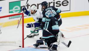 Tor für die Canucks! Philipp Grubauer im Tor von Seattle Kraken schaut verzweifelt zur Hallendecke.