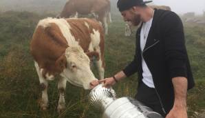 Philipp Grubauer füttert beim Besuch in der bayerischen Heimat eine Kuh aus dem Stanley Cup.