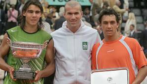 ... Mariano Puerta. Den Argentinier schaltet Nadal in vier Sätzen aus (6:7, 6:3, 6:1, 7:5) und triumphiert als erster Debütant in Paris seit Mats Wilander 1982. Ein Foto mit Zinedine Zidane ist für den Real-Fan inklusive.