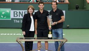 Dominic Thiem (m.) lässt sich mit Turnierdirektor Tommy Haas (r.) ablichten