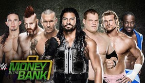 Roman Reigns (Mitte) geht als Favorit in das Money in the Bank Match