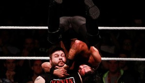 Seth Rollins (oben) bekommt den letzten Platz im Team Rot