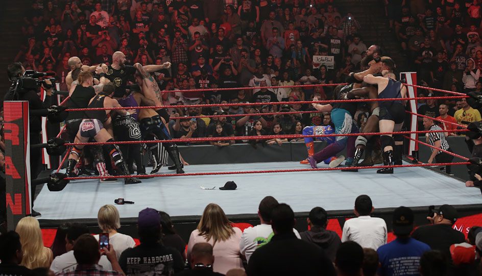 Schließlich kamen Wrestler aus der Kabine gerannt und versuchten nun ihrerseits, im Ring für Ordnung zu sorgen.