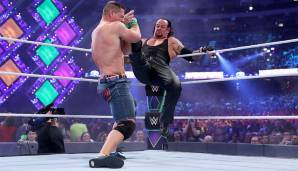 Dabei ließ die WWE die Fans lange zappeln. Cena verpasste erst Elias eine Abreibung - dann ging das Licht aus und der Gänsehaut-Einmarsch begann.